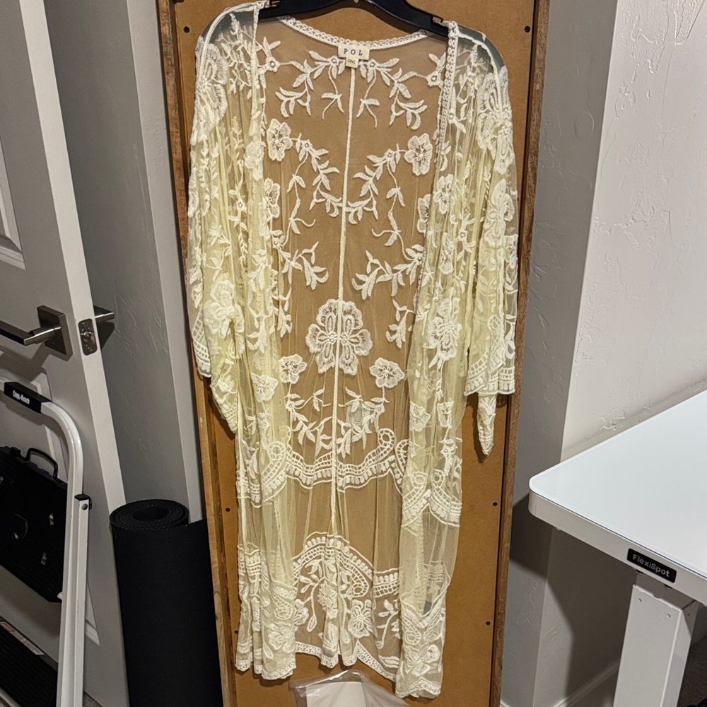 POL Delicate Lace Overlay in Cream